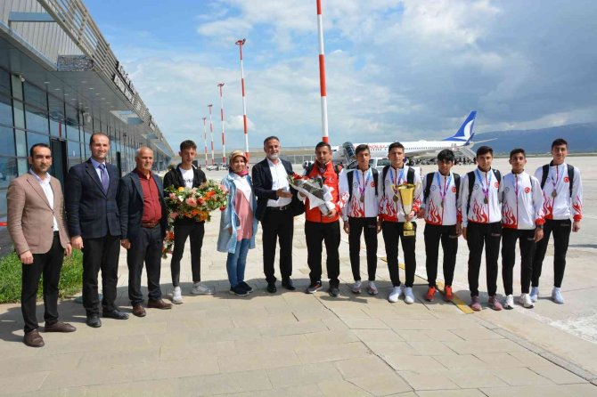 Bitlisli Sporculardan Altın Madalya