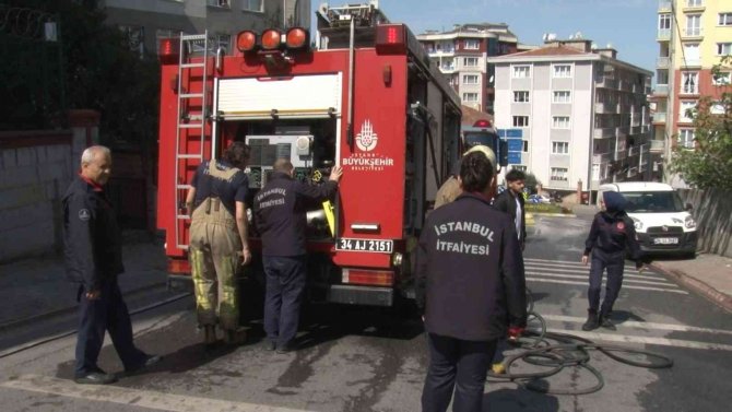 Ümraniye’de Park Halindeki Servis Minibüsü Alev Alev Yandı