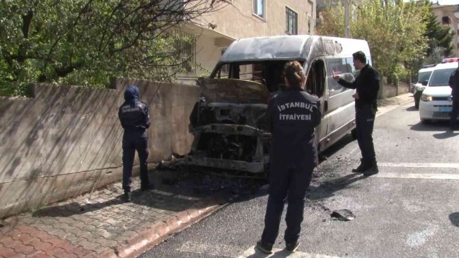 Ümraniye’de Park Halindeki Servis Minibüsü Alev Alev Yandı