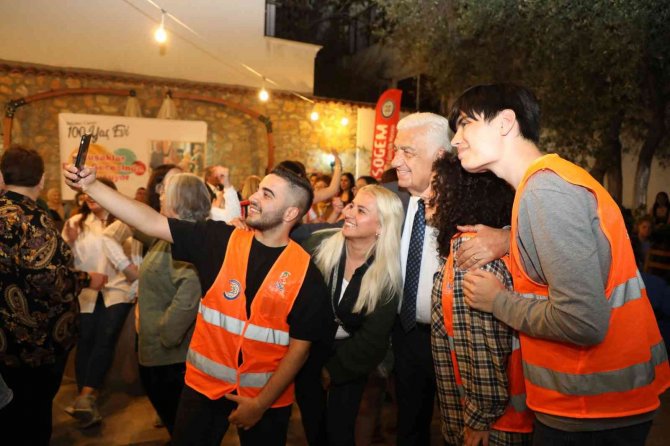 Üniversite Öğrencileri, Yaşlı Çınarlarla Dünya Dans Günü’nde Bir Araya Geldi