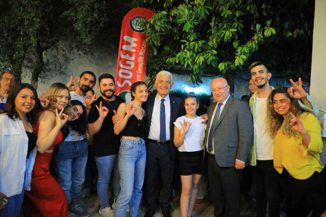 Üniversite Öğrencileri, Yaşlı Çınarlarla Dünya Dans Günü’nde Bir Araya Geldi