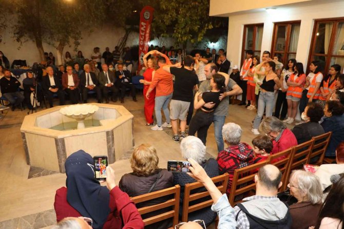 Üniversite Öğrencileri, Yaşlı Çınarlarla Dünya Dans Günü’nde Bir Araya Geldi
