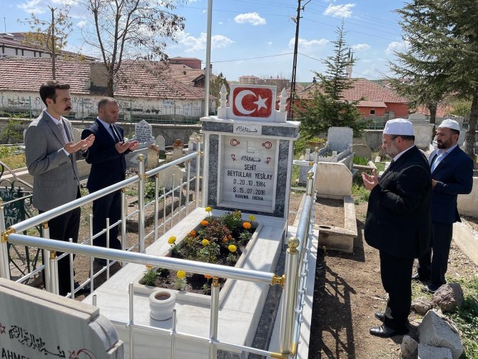 Kaymakam Açıkgöz, Öğrencilerle Şehit Mezarını Ziyaret Etti