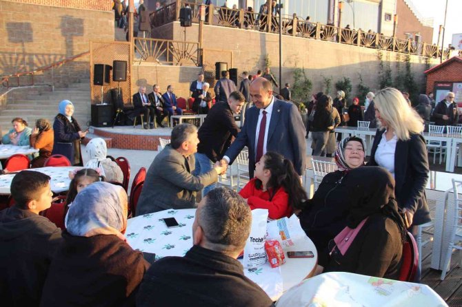 Gülüç’te 5 Bin Kişi Muhteşem Manzara Eşliğinde Birlikte İftar Açtı