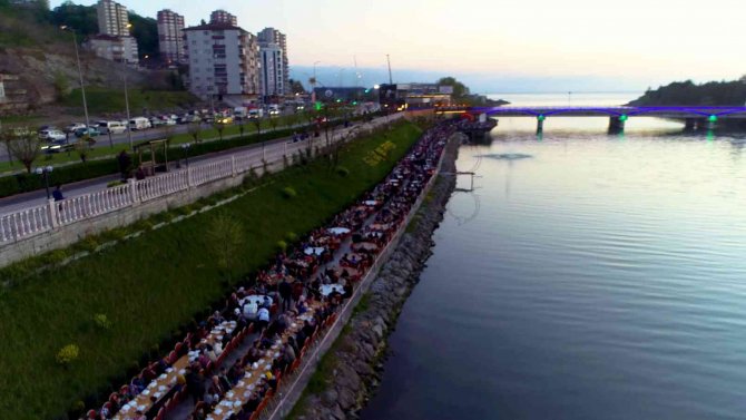 Gülüç’te 5 Bin Kişi Muhteşem Manzara Eşliğinde Birlikte İftar Açtı