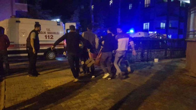 Parkta Sohbet Eden 2 Arkadaşa Silahlı Saldırı