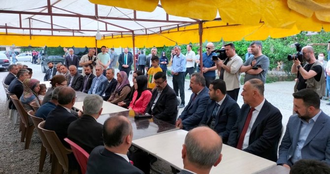 Bakan Yanık, Şehit Yusuf Avan’ın Ailesini Ziyaret Etti