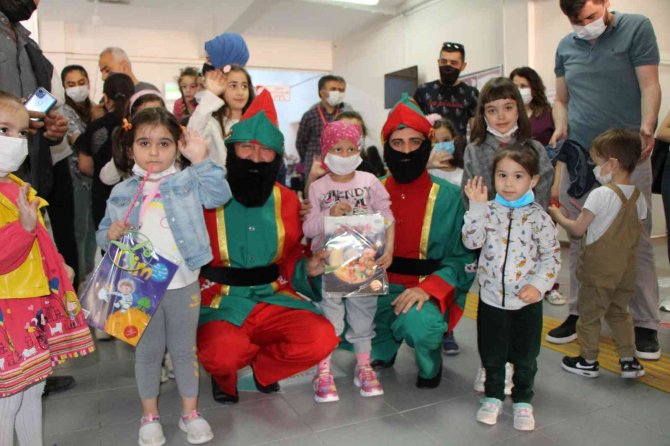 Hastanede Çocuklara Hacivat-karagöz’lü Bayram Sürprizi