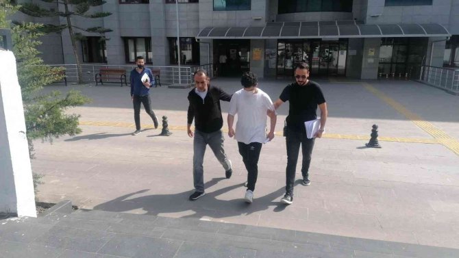 Kız Arkadaşına İlgisi Olduğunu İddia Ettiği Genci Bıçaklayan Çocuk Tutuklandı
