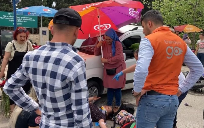 Kazada Acı İçinde Yerde Yatan Kadına Hemcinsinden Plaj Şemsiyeli Koruma