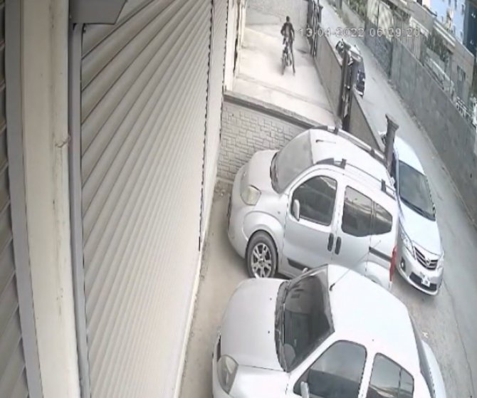 Tarsus’ta Motosikleti Hırsızlığı Kameraya Takıldı