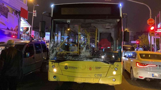 İ̇ett Otobüsü Park Halinde Bulunan Araca Çarptı: 2 Yaralı