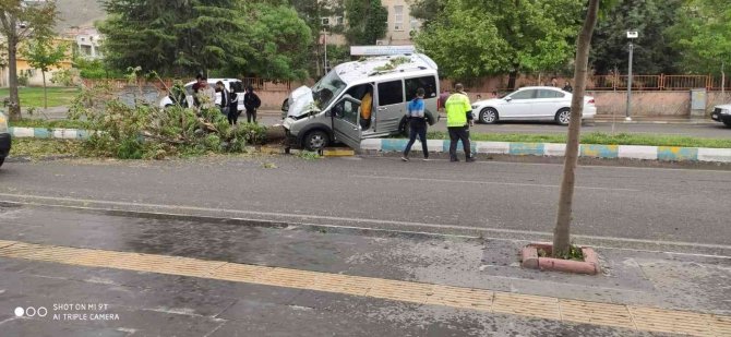 Kazada Hurdaya Dönen Araçtan Burnu Bile Kanamadan Kurtuldu