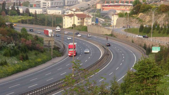 İ̇ftar Sonrası Sürücüler Yola Çıktı, Tem Otoyolu Kocaeli Geçişinde Yoğunluk Başladı
