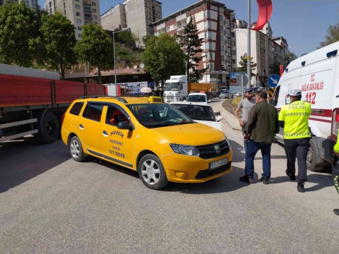 Bilecik’te Otomobiller Kavşakta Çarpıştı; 1 Yaralı