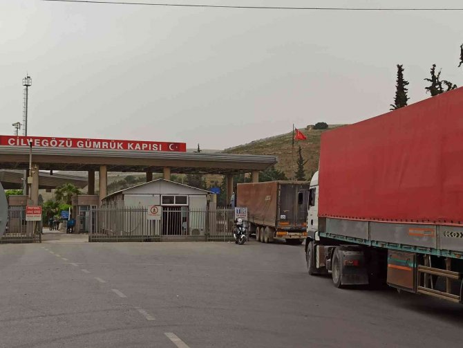 Bm’den İ̇dlib’e Bayram Öncesi 16 Tır İnsanı Yardım