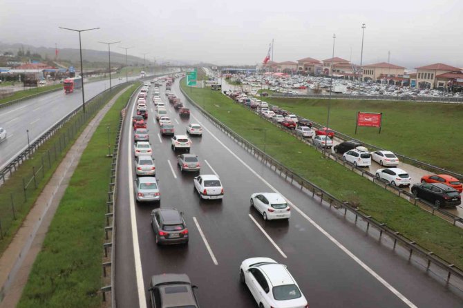 Bolu’da, Tem Otoyolu Ve D100 Karayolu’nda Bayram Trafiği Başladı