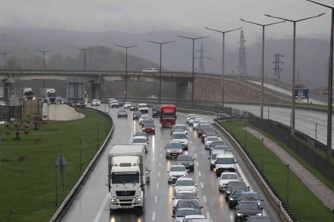 Bolu’da, Tem Otoyolu Ve D100 Karayolu’nda Bayram Trafiği Başladı