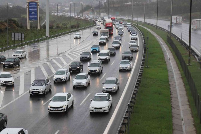 Bolu’da, Tem Otoyolu Ve D100 Karayolu’nda Bayram Trafiği Başladı