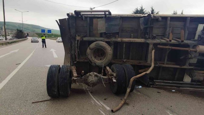 Bursa’da Kontrolden Çıkan Kamyon Yan Yattı: 1 Yaralı