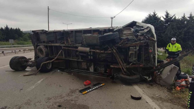 Bursa’da Kontrolden Çıkan Kamyon Yan Yattı: 1 Yaralı