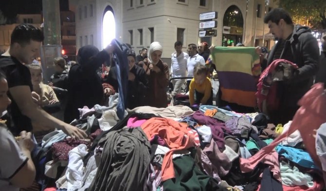 Ekmekten Ucuz Kıyafet Sattı; Bayram Alışverişine Çıkanlar Hücum Etti