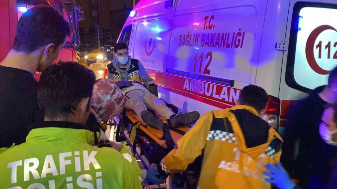 İ̇ett Otobüsü Park Halinde Bulunan Araca Çarptı: 2 Yaralı