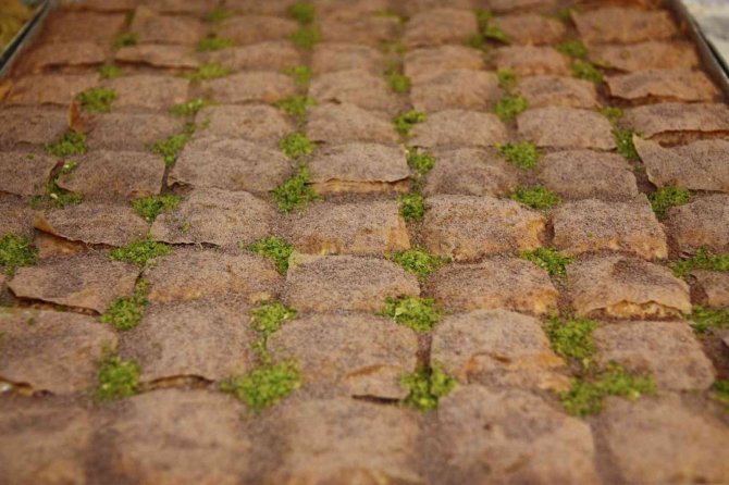 Bayram Siparişleri Yetişsin Diye 3 Vardiyaya Çıktı, Soğuk Baklava Kadayıfın Tahtını Salladı