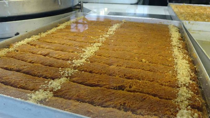 Bayram Siparişleri Yetişsin Diye 3 Vardiyaya Çıktı, Soğuk Baklava Kadayıfın Tahtını Salladı
