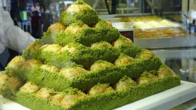 Bayram Siparişleri Yetişsin Diye 3 Vardiyaya Çıktı, Soğuk Baklava Kadayıfın Tahtını Salladı