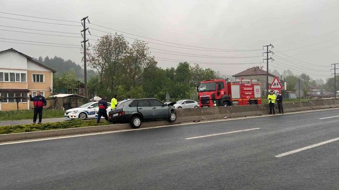 Otomobil Beton Bloğa Saplandı: 1 Yaralı