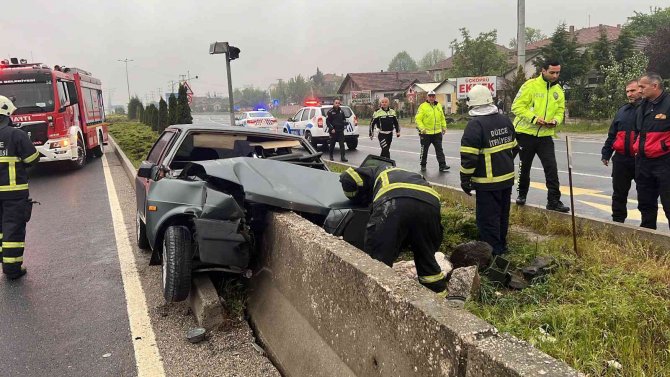 Otomobil Beton Bloğa Saplandı: 1 Yaralı