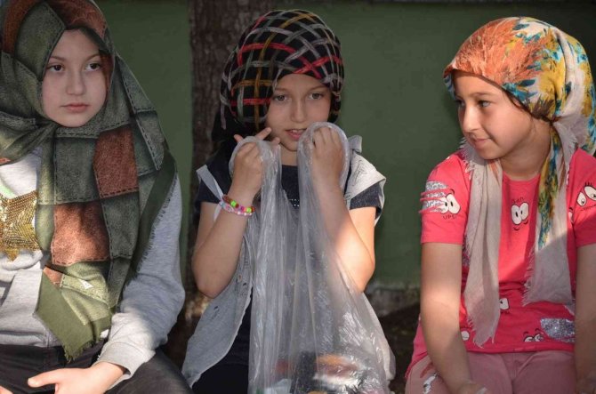 Emet’te Çocuklara Bayram Hediyesi Geleneği