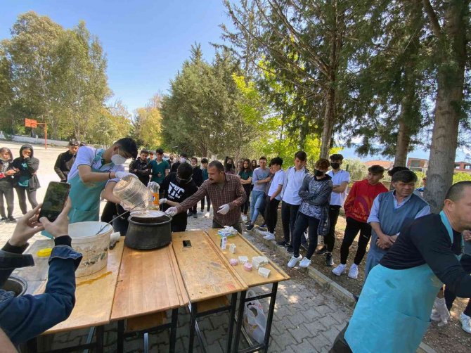 Öğrenciler Yaptıkları Sabunu Satarak İhtiyaç Sahiplerine Erzak Aldı