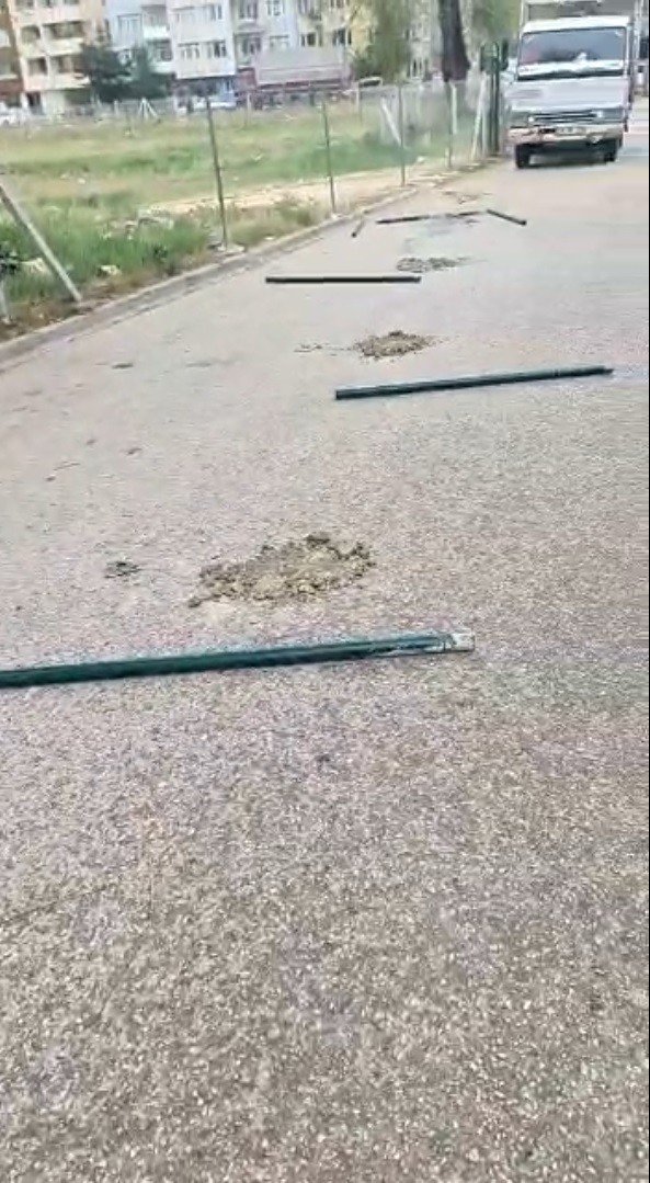 Sokağı İkiye Bölen Tel Örgüler Gece Saatlerinde Kimliği Belirsiz Kişilerce Söküldü