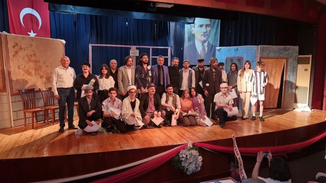 Halk Eğitim Kursiyerleri ‘Komşu Köyün Delisi’ni Sahneledi