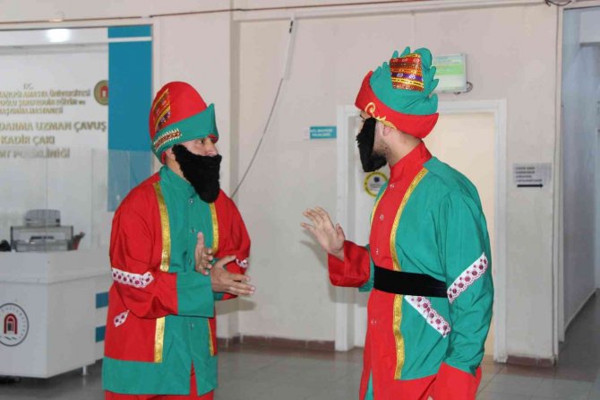 Hastanede Çocuklara Hacivat-karagöz’lü Bayram Sürprizi