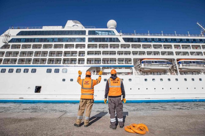 Yüzen Otel İ̇zmir Limanı’na Demir Atacak