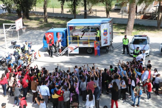 İ̇zmir’de Jandarma Ekiplerinden Öğrencilere Trafik Eğitim Semineri