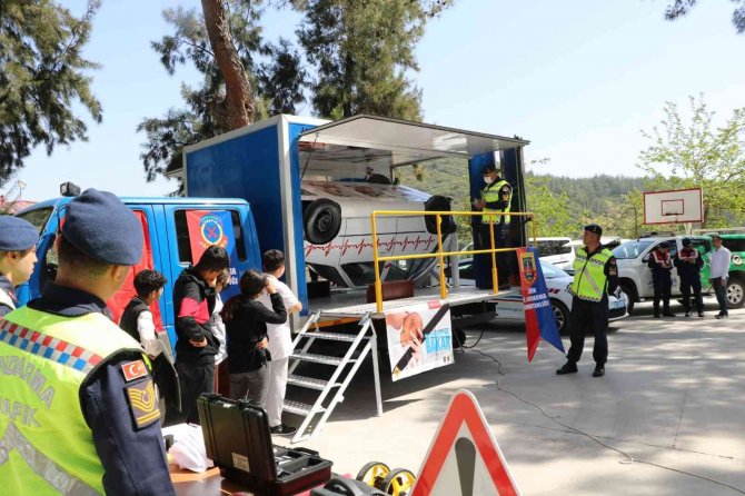 İ̇zmir’de Jandarma Ekiplerinden Öğrencilere Trafik Eğitim Semineri
