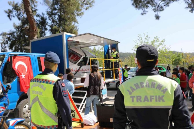 İ̇zmir’de Jandarma Ekiplerinden Öğrencilere Trafik Eğitim Semineri