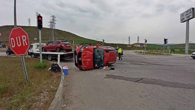 Kırmızı Işıkta Bekleyen Araca Çarpan Otomobil Ters Döndü: 3’ü Çocuk 4 Yaralı