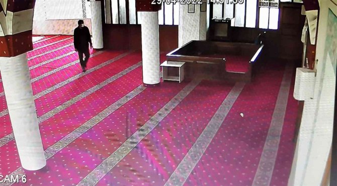 Camiye Giren Hırsız 4 Bin Tl’lik Yardım Paralarını Çaldı
