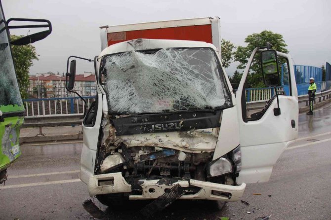 Kamyonet İle Halk Otobüsü Kafa Kafaya Çarpıştı: 2 Yaralı