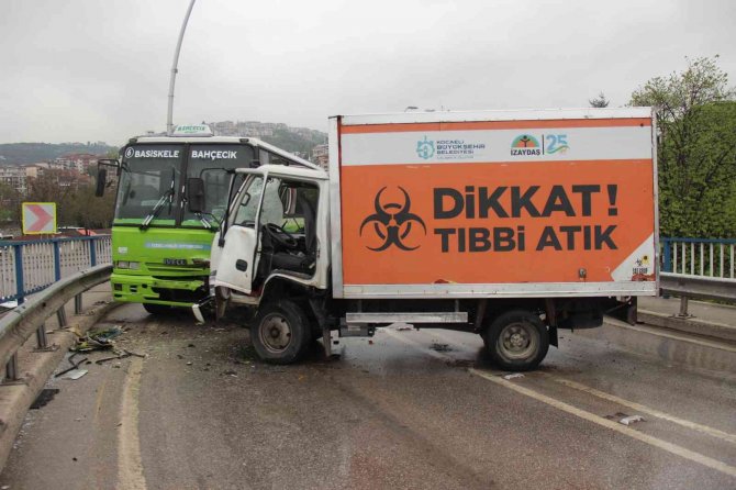 Kamyonet İle Halk Otobüsü Kafa Kafaya Çarpıştı: 2 Yaralı