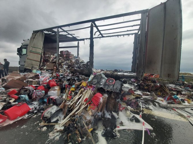 Plastik Malzeme Taşıyan Tır Tem’de Alev Alev Yandı