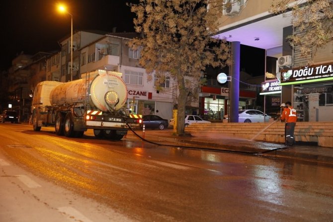 Körfez’de Bayram Öncesi Yollar Tazyikli Suyla Yıkanıyor