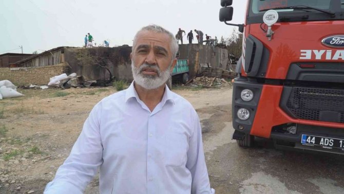 İ̇tfaiye Yol Sorunu Nedeniyle Gecikince 2 Evin Çatısı Küle Döndü
