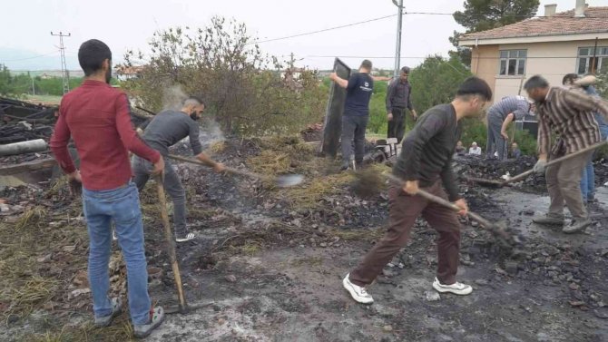 İ̇tfaiye Yol Sorunu Nedeniyle Gecikince 2 Evin Çatısı Küle Döndü