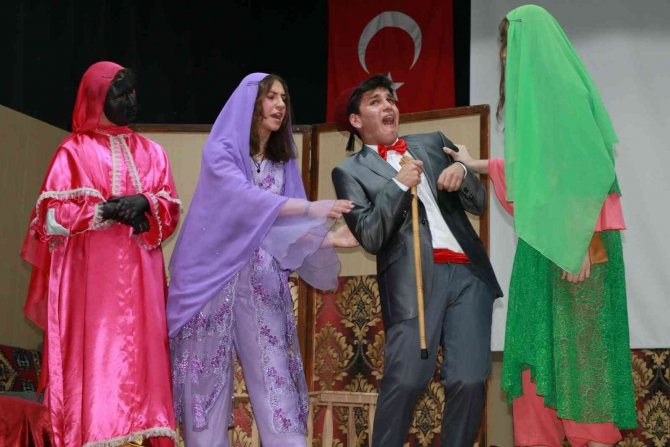Manisa’da ‘Kanlı Nigar’ Orta Oyunu İlgiyle İzlendi